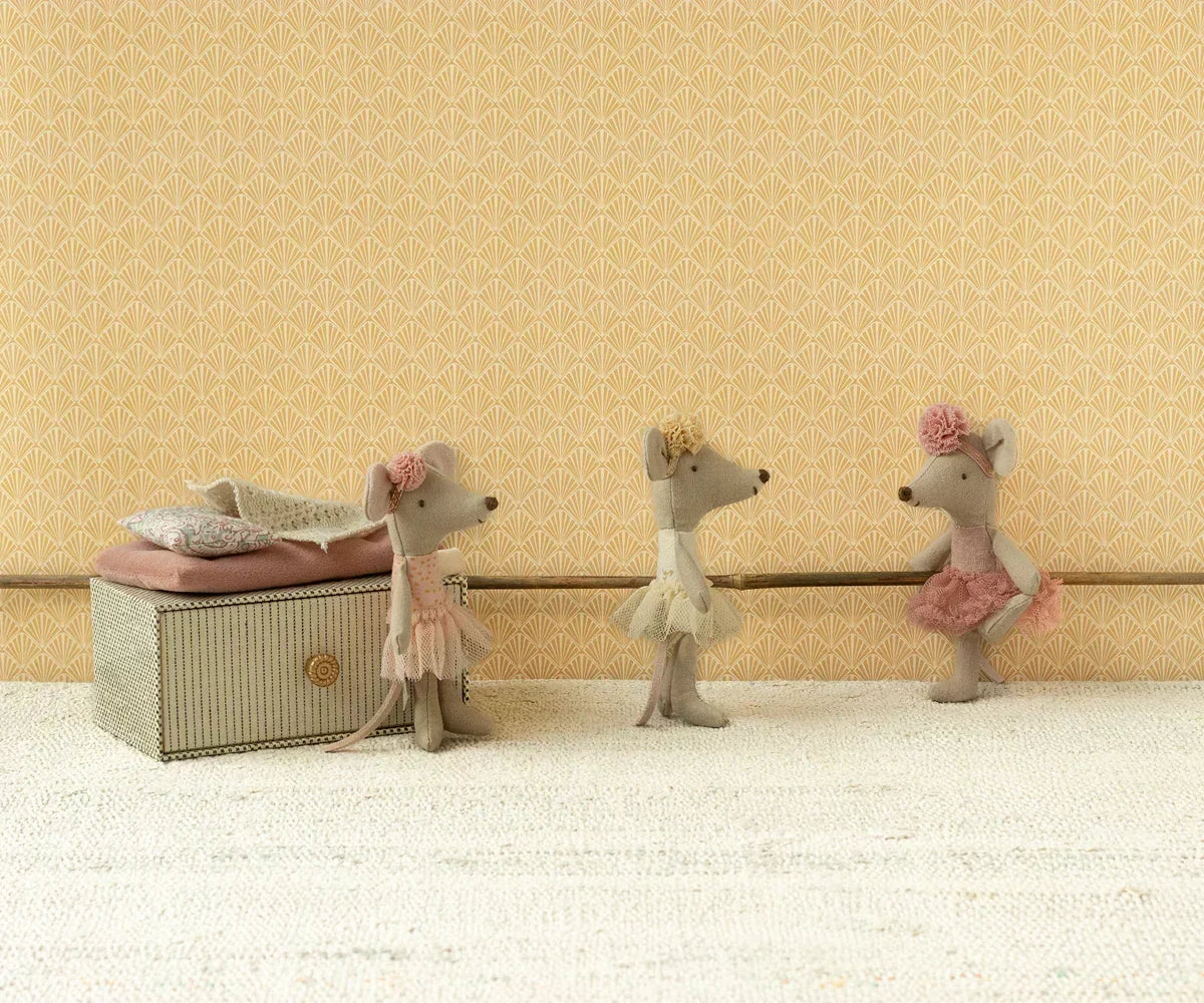 Dancing Mouse in Daybed, Little Sister